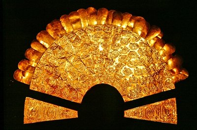 Peto repujado adornado con pájaros y siete filas de figuras humanas, estilo Chimú de Pre Columbian Pre Columbian